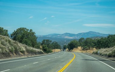 Sierra Nevada Dağları, Kaliforniya'da yol