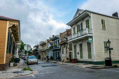 Eski Fransız Mahallesi New Orleans, Louisiana sokaklarında. Eski sömürge konakları ve turistler sokak