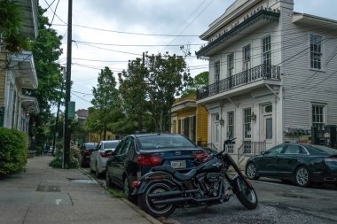Bourbon Street, New Orleans. Eski Fransız Mahallesinin turistik. Eski evleri ve park etmiş arabaların