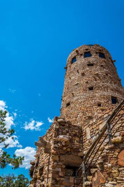 Antik Navajo karşı mavi gökyüzü kule. Grand Kanyon Milli Parkı turistik, Arizona