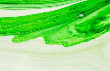 Beyaz ve yeşil bukleler karışık boya