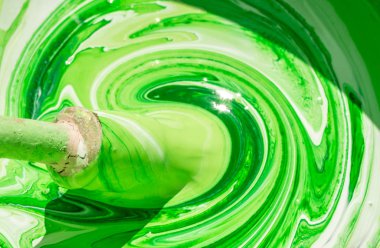 Beyaz ve yeşil bukleler boya ve eski boya fırçası