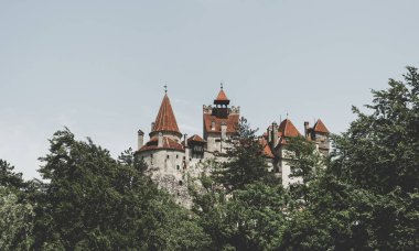 Doğal kuleleri Bran Kalesi. Karpat Dağları, Romanya Drakula efsanevi Villası