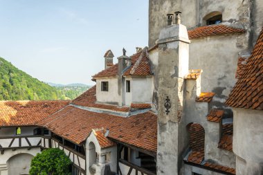 duvarları ve kuleler Bran Şatosu ve güneşli Karpat Dağları. Karpat Dağları, Romanya Drakula efsanevi Villası