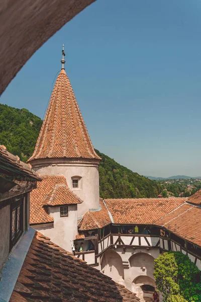 Malowniczych Wież Dachówkami Zamku Branie Legendarna Rezydencja Drakula Karpat Rumunia — Zdjęcie stockowe