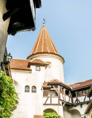 Kule ve gizemli Bran Şatosu akşam gökyüzü arka planı Galeri. Vampir Residence Dracula Karpatlar