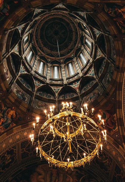 Cúpula Majestuosa Lámpara Araña Decoración Interior Una Antigua Iglesia Ortodoxa — Foto de Stock