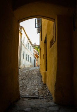 Avrupa'nın Ortaçağ şehir dar sokakta. Sighisoara Romen şehir