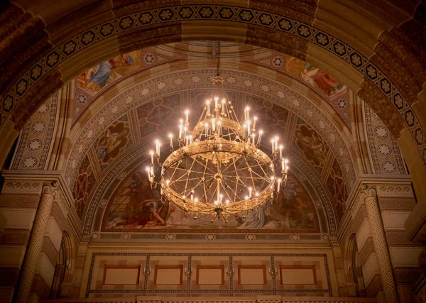 Majestatyczny Architektury Sakralnej Łukowate Sklepienie Kościoła Majestatyczny Żyrandol — Zdjęcie stockowe