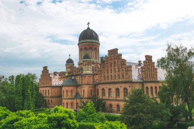 Büyükşehir Bukovina Köşkü bir yaz yeşil bahçe zemin karşı. Chernivtsi turistik
