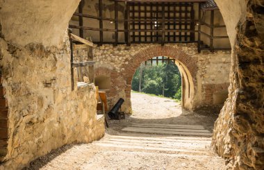 Romanya'da Karpat Dağları'nda eski kale kapısı