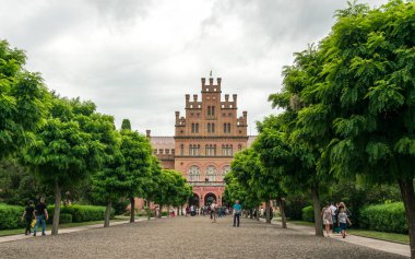 Büyükşehir Bukovina Köşkü bir yaz yeşil bahçe zemin karşı. Turistik Chernivtsi, Ukrayna