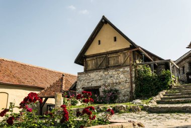 Eski evlerde merkezine, Romanya eski kale