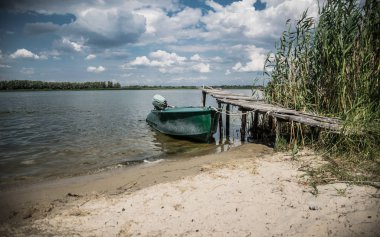 Nehir kıyısında eski motorlu tekne