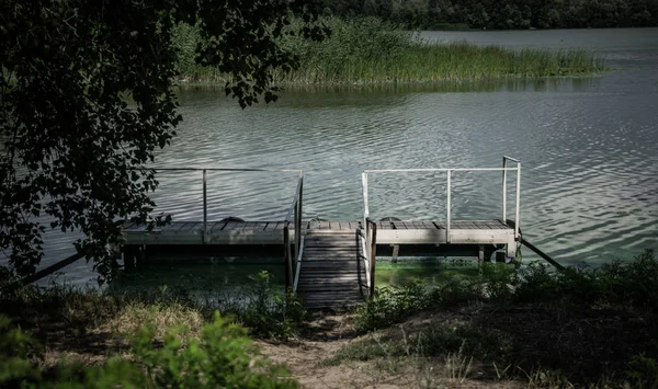 Stare Drewniane Molo Brzegu Rzeki — Zdjęcie stockowe