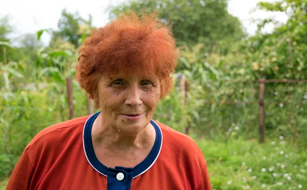 Stara Ruda Kobieta Letnim Ogrodzie — Zdjęcie stockowe