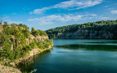 Doğal dağ gölü Colorado Rocky Dağları ve mavi gökyüzü