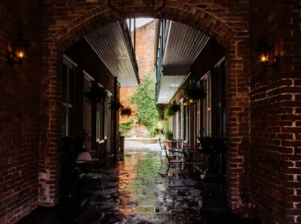 New Orleans, Louisiana, Amerika Birleşik Devletleri - 25 Haziran 2017: bir eski dar sokak içinde eski Fransız çeyrek New Orleans sokak kafe. Turist Landmark New Orleans, Louisiana, ABD tarihi ve kültürel. Yolculuk güneyde ABD