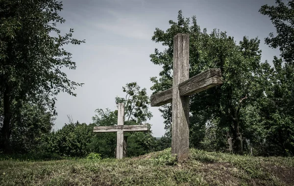 Ormanda Terk Edilmiş Eski Bir Mezarlık — Stok fotoğraf