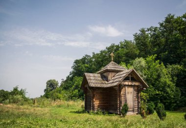 Eski pitoresk ahşap köy Şapel ve güneşli çayır