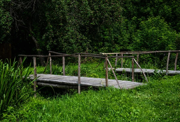 Alte Holzbrücke Und Grüne Wiese Landschaftliche Schönheit — Stockfoto
