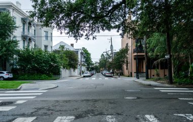 New Orleans, Louisiana, Amerika Birleşik Devletleri - 25 Haziran 2017: Bourbon Street, New Orleans Fransız çeyrek. Pitoresk eski konaklar sömürge tarzı ve yol işaretleri Bourbon Caddesi. New Orleans turistik