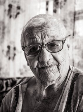 Kadın portresi bir gülen yüz yaşındaki emekli