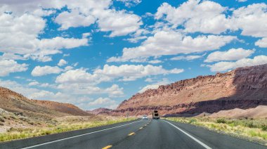 Tarihsel rota 66. Arabalar ve Arisona çölde manzara