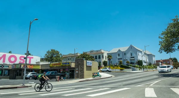 ロサンゼルス カリフォルニア アメリカ合衆国 2017 ヤシの木とロサンゼルスの街 ブレアに都市生活 緑の芝生 熱帯のヤシの木 道路上の車 居心地の良い住宅地 — ストック写真