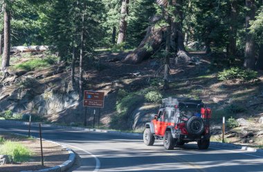 Grove, Kaliforniya, ABD - 15 Haziran 2017 verin: suv otomobil Sequoia Milli Parkı, California, ABD karayolu üzerinde. California pitoresk orman ve dağ alanı. ABD doğal parklar ile araba turistik yolculuk