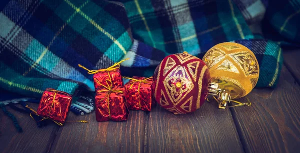 カラフルなクリスマス飾りと青い冬ウール スカーフ — ストック写真