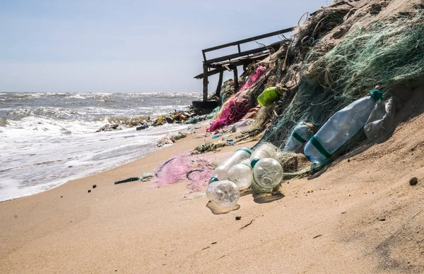 洛杉矶沙质海岸的塑料瓶 — 图库照片
