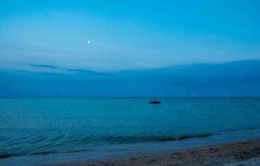 Pasifik Okyanusu üzerinde sakin. Los Angeles'taki gece deniz manzarası