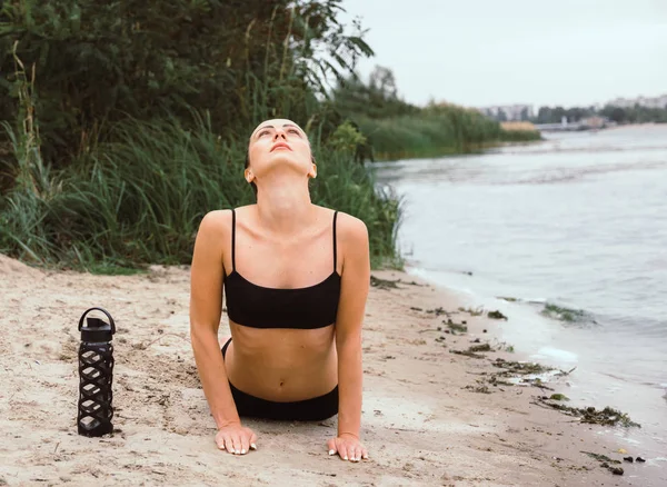 Junge Frau Beim Yoga Flussufer Städtereisen — Stockfoto