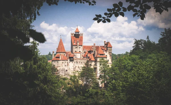 神秘美丽的麸皮城堡 吸血鬼在罗马尼亚森林中的住所 — 图库照片