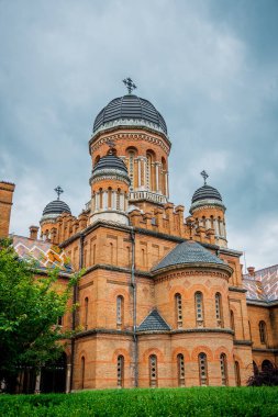 Eski Ortodoks Kilisesi ve yaz çiçekli bahçe