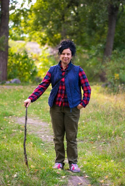 Herfst Engeland Vrouw Wandelen Het Woud — Stockfoto