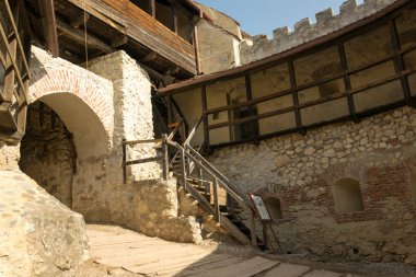 Romanya'da Karpat Dağları'nda eski kale kapısı
