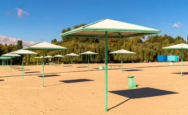 Guarda Chuvas Praia Praia Areia Deserta Início Manhã — Fotografia de Stock