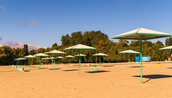 Guarda Chuvas Praia Praia Areia Deserta Início Manhã — Fotografia de Stock