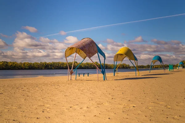 Ομπρέλες Παραλίας Και Έρημη Αμμουδιά Νωρίς Πρωί — Φωτογραφία Αρχείου