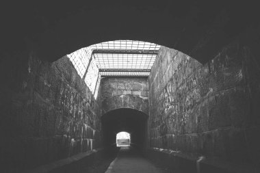 Eski tüyler ürpertici yeraltı taş tüneli. Cadılar Bayramı mekanlar