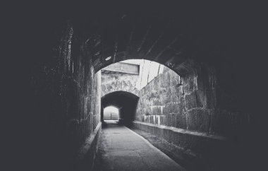 Eski tüyler ürpertici yeraltı taş tüneli. Cadılar Bayramı mekanlar