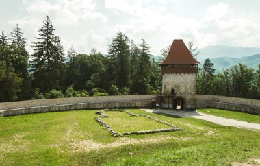 Romanya'da Karpat Dağları'nda eski kale kapısı