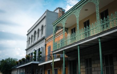 Eski evlerin New Orleans Fransız çeyrek sömürge mimarisi