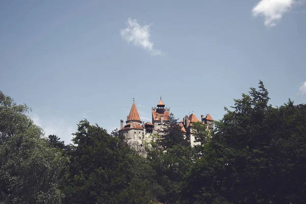 神秘美丽的麸皮城堡 吸血鬼在罗马尼亚森林中的住所 — 图库照片