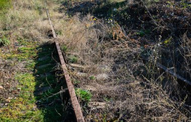 Demiryolu terk edilmiş. Geçmiş ve mevcut