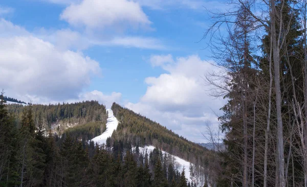 东欧喀尔巴泰山脉滑雪场的风景如画的风景 — 图库照片