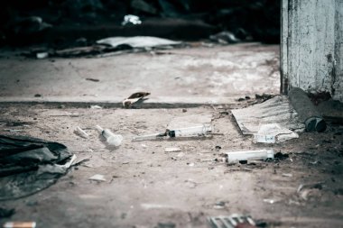 Eski evi terk etti ve plastik şırıngalar kullanılan. Uyuşturucu bağımlılığı toplumda sorun