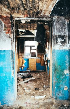 Eski terk etmiş, tuğla kır evi bir büyümüş ot Bahçe arka planı. İngiltere ve Avrupa daki düşüş